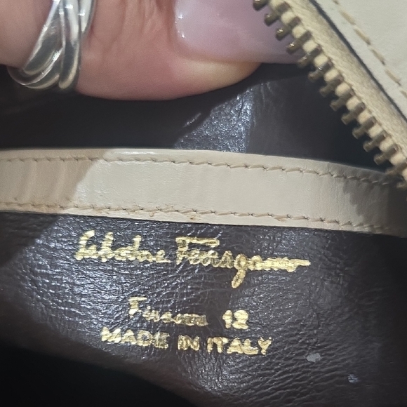 Salvatore Ferragamo Beige RARE Vantage Shoulder Bag AUTHENTIC - Picture 6 of 16